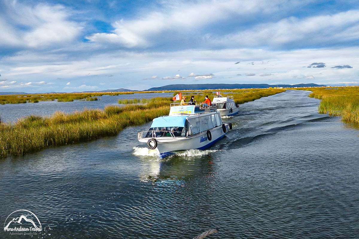 ruta en bote a la isla de los Uros ruta en bote a la isla de los Uros