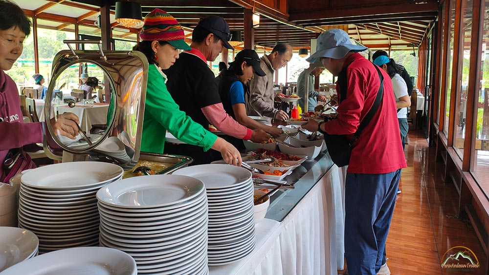 Puno Cusco bus restaurant